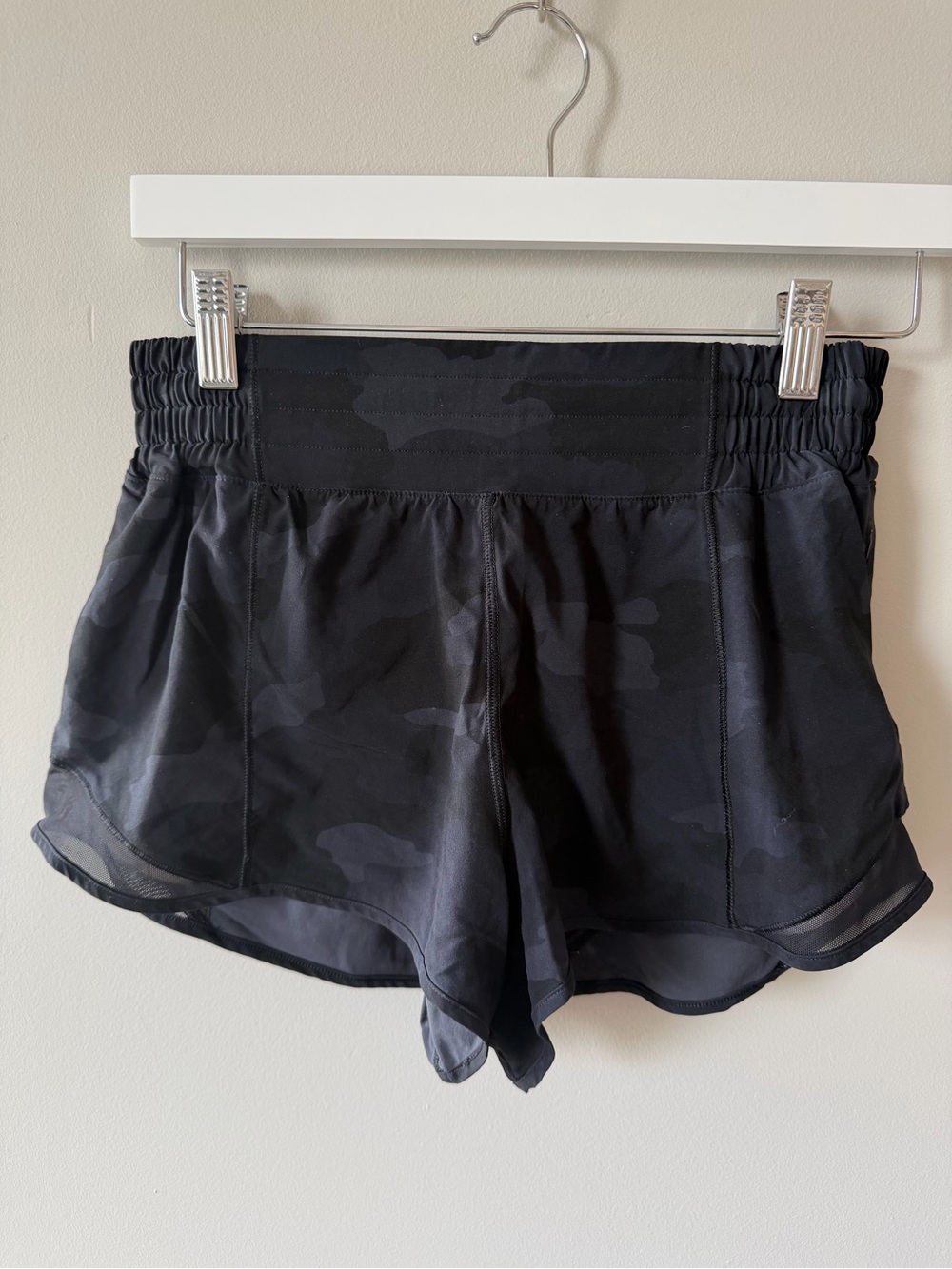 Lululemon Hotty Hot Short High Rise 2.5" Black Camo Size 6